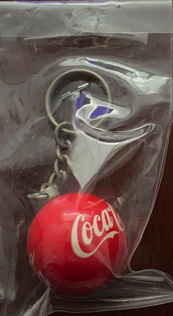 93251-2 € 4,00 coca cola sleutelhanger  3D balletje.jpeg (groot en klein)